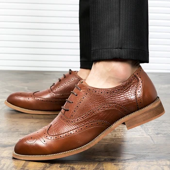 ROMMEDALNEW Arrivals Unique Bullock carving oxfords men shoe crocodile pattern shoes for men Genuine leather party office shoes
ROMMEDALNEW Arrivals Unique Bullock carving oxfords men shoe crocodile pattern shoes for men Genuine leather party office shoes