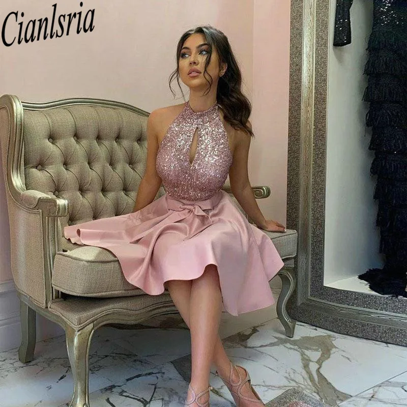 Sparkling Sequined Keyhole Neckline Homecoming Dresses with Bow Sleeveless A Line Short Prom Party Cocktail Gowns
Sparkling Sequined Keyhole Neckline Homecoming Dresses with Bow Sleeveless A Line Short Prom Party Cocktail Gowns