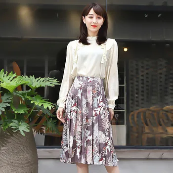 Spring 2020 new high-end silk shirt women's stand up collar long sleeve splicing shirt versatile fashion top 7308 
Spring 2020 new high-end silk shirt women's stand up collar long sleeve splicing shirt versatile fashion top 7308