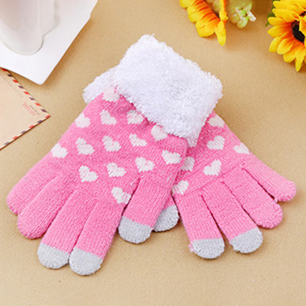 A Pair Plush Protective Winter Women Gloves Thicken Windproof Portable Shock-absorbing Soft Full Finger Heart Printed Warm 
A Pair Plush Protective Winter Women Gloves Thicken Windproof Portable Shock-absorbing Soft Full Finger Heart Printed Warm