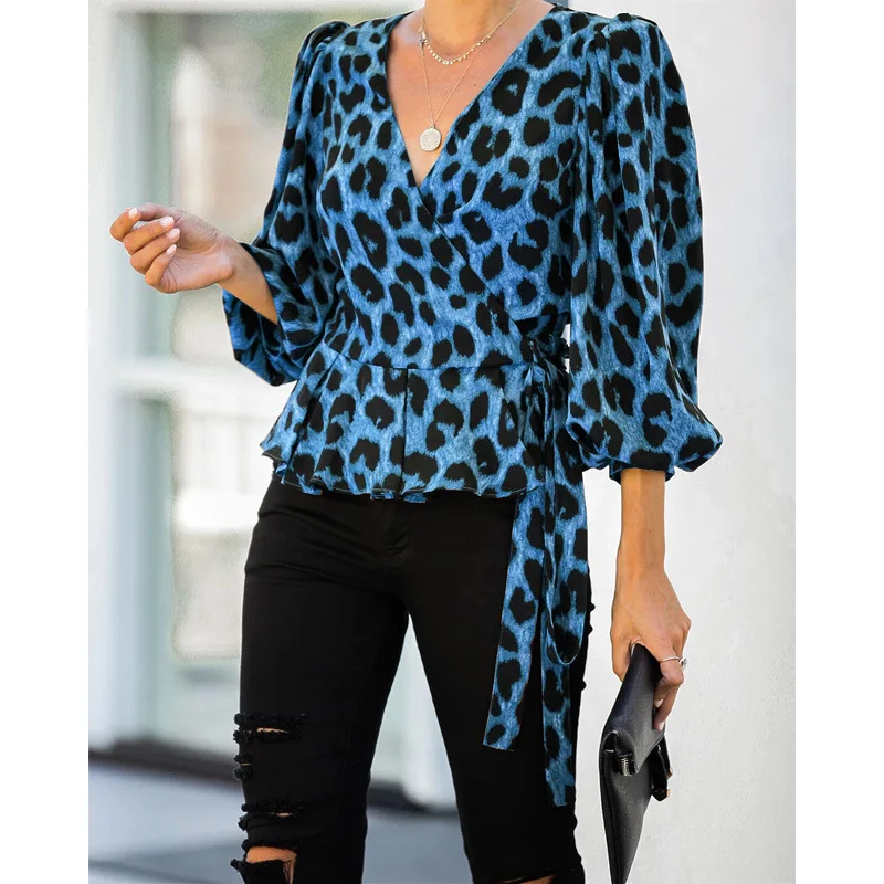 Фото Женская блузка с рукавами-фонариками V-образным вырезом и леопардовым принтом |