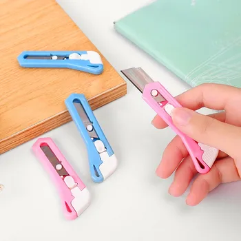 1PC Cute Mini Portable Utility Knife Paper Craft Artwork Cutter Cutting Paper Razor Blade Office Stationery Cutting Supplies 
1PC Cute Mini Portable Utility Knife Paper Craft Artwork Cutter Cutting Paper Razor Blade Office Stationery Cutting Supplies