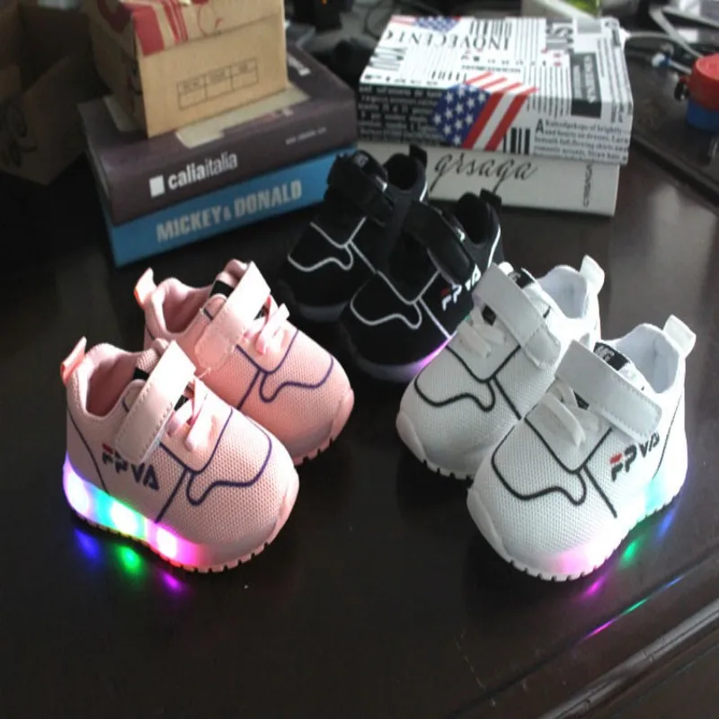 2019 new kids glowing shoes with LED lights Korean version of boys' little white shoes girls' shoes children's sneakers 
2019 new kids glowing shoes with LED lights Korean version of boys' little white shoes girls' shoes children's sneakers