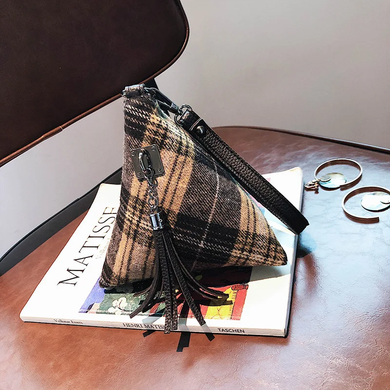 2019 New Style Winter Woolen Plaid Triangular Geometry Bag Cool Shoulder Oblique Handbag
2019 New Style Winter Woolen Plaid Triangular Geometry Bag Cool Shoulder Oblique Handbag