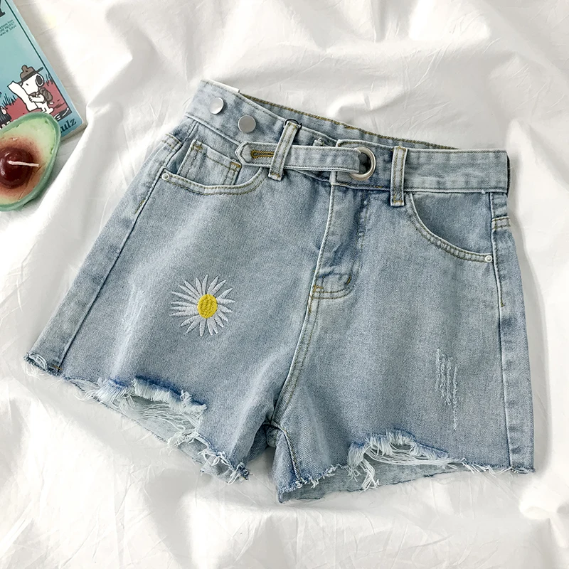 Daisy embroidered high-waist denim shorts 2020 Korean version of the retro wild irregular rough edge hot pants tide
Daisy embroidered high-waist denim shorts 2020 Korean version of the retro wild irregular rough edge hot pants tide
