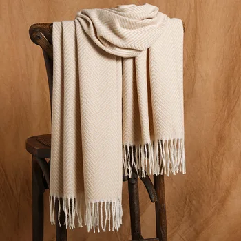 2019 new herringbone pattern winter thick cashmere female scarf black color 
2019 new herringbone pattern winter thick cashmere female scarf black color