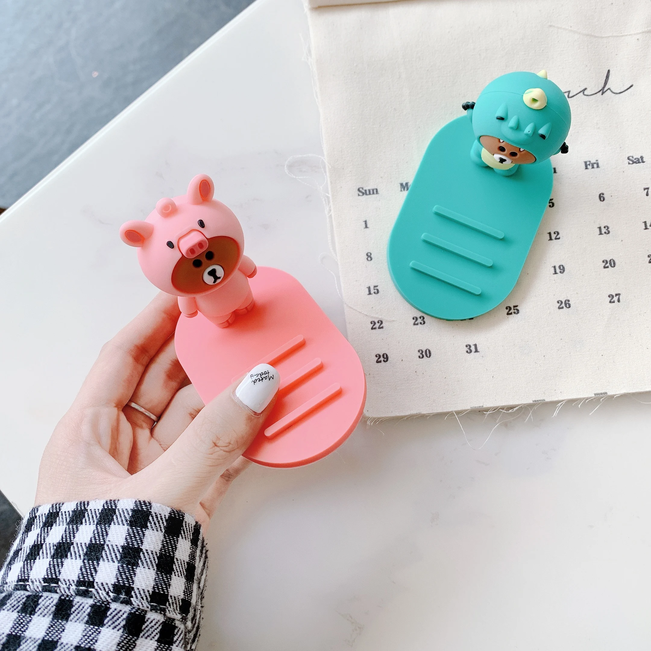 Cartoon Silicone Mobile Phone Holder Loving bear Car Desktop Bracket Multi-function Adjustable Stand Mount Non-slip Cute Stand
Cartoon Silicone Mobile Phone Holder Loving bear Car Desktop Bracket Multi-function Adjustable Stand Mount Non-slip Cute Stand