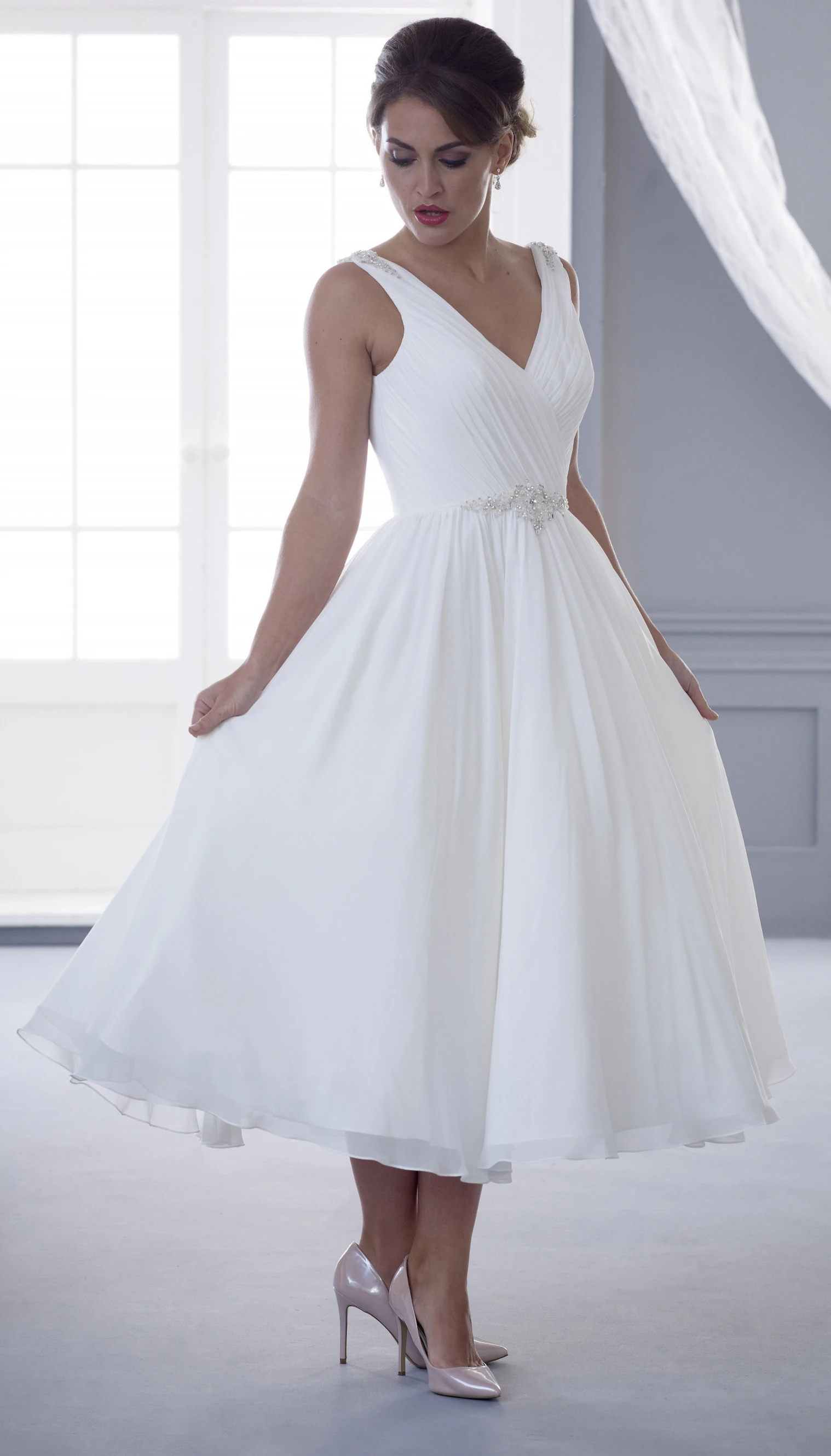Vintage Tea Length Short Wedding Dresses With Straps V Neck Sleeveless Ruched Beaded Waist Chiffon 50s Summer Beach Short Bridal
Vintage Tea Length Short Wedding Dresses With Straps V Neck Sleeveless Ruched Beaded Waist Chiffon 50s Summer Beach Short Bridal