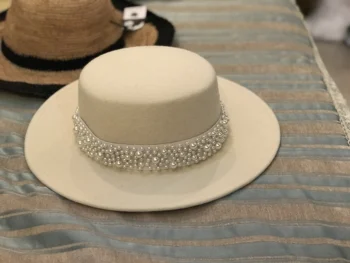01910-shi white wool flat pearl ribbon lady fedoras cap women PANAMA jazz hat
01910-shi white wool flat pearl ribbon lady fedoras cap women PANAMA jazz hat