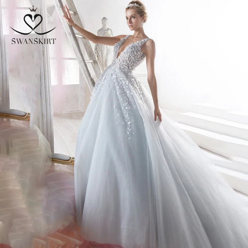 Boho Appliques A-Line Wedding Dress 2019 Swanskirt Colorful Flowers Bridal Gown V-neck Blue Court Train Vestido De Noiva NZ03
Boho Appliques A-Line Wedding Dress 2019 Swanskirt Colorful Flowers Bridal Gown V-neck Blue Court Train Vestido De Noiva NZ03
