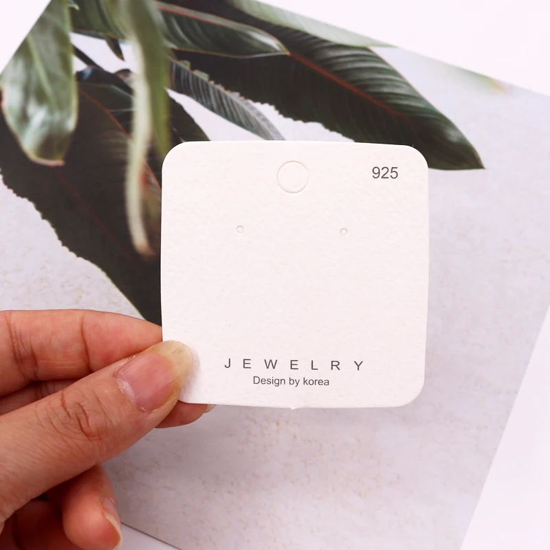 6x6 см серьги дисплей ювелирные изделия карты шпильки уха орнамент стенд Пользовательский логотип дополнительная стоимость 50 шт./лот серьги держатель упаковки ценник
6x6 см серьги дисплей ювелирные изделия карты шпильки уха орнамент стенд Пользовательский логотип дополнительная стоимость 50 шт./лот серьги держатель упаковки ценник