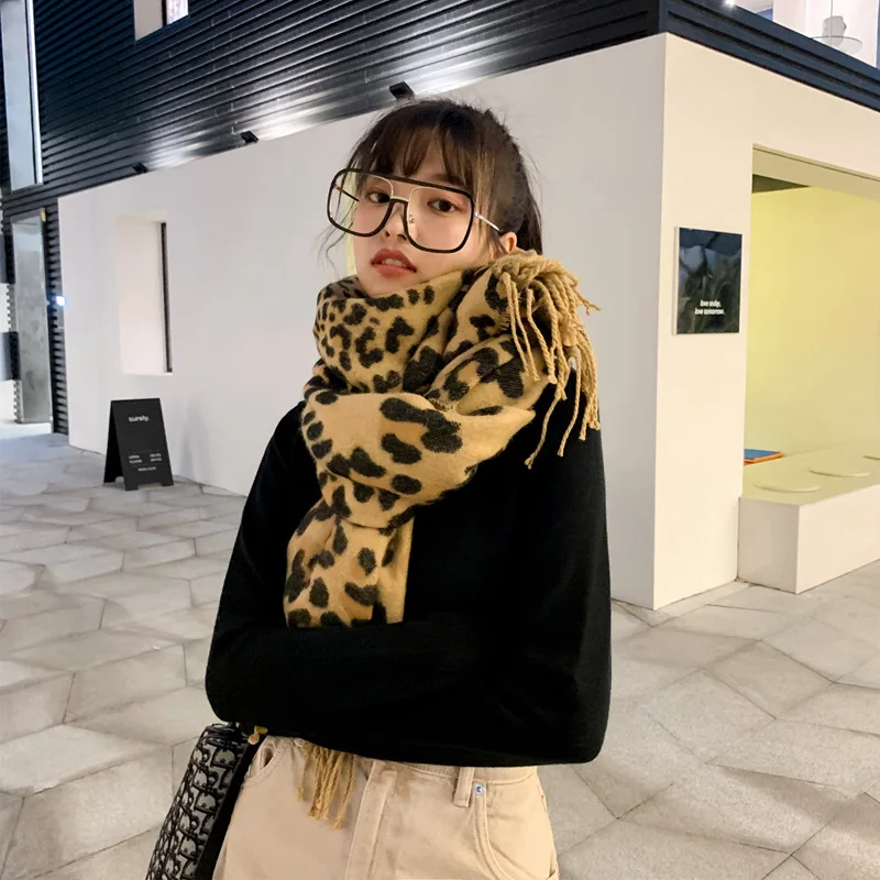 Fall and Winter Leopard-like Cashmere Jacquard Scarf in Europe and America in2019,Lady's scarf with fringed shawl and long scarf
Fall and Winter Leopard-like Cashmere Jacquard Scarf in Europe and America in2019,Lady's scarf with fringed shawl and long scarf
