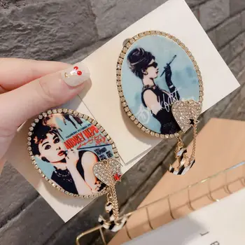 Vintage New Woman Suits Brooches Shiny Rhinestone Beauty Heart Tassel Winter Coat Brooches Pin Creative Design Fashion Jewelry
Vintage New Woman Suits Brooches Shiny Rhinestone Beauty Heart Tassel Winter Coat Brooches Pin Creative Design Fashion Jewelry