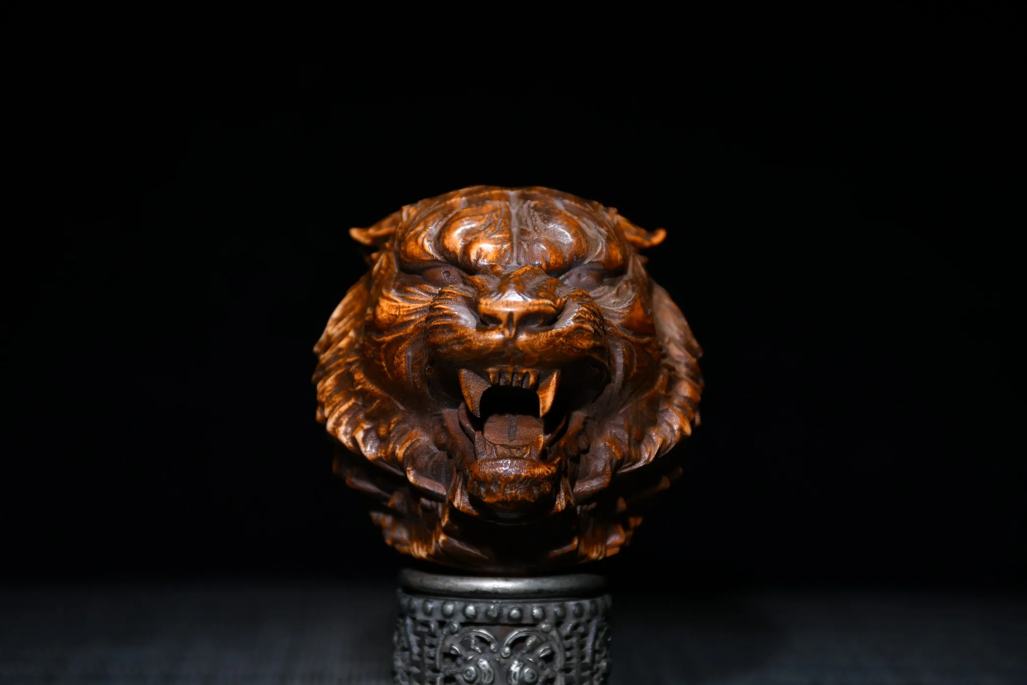 2"Tibet Temple Collection Old Boxwood Wolf head statue Male wolf Gather wealth Office Ornaments Town House Exorcism
2"Tibet Temple Collection Old Boxwood Wolf head statue Male wolf Gather wealth Office Ornaments Town House Exorcism