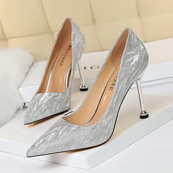 2020 New Spring Women Pumps High Thin Heel Pointed Toe Shallow Sexy Fretwork Bridal Wedding Women Shoes Gold High Heels
2020 New Spring Women Pumps High Thin Heel Pointed Toe Shallow Sexy Fretwork Bridal Wedding Women Shoes Gold High Heels
