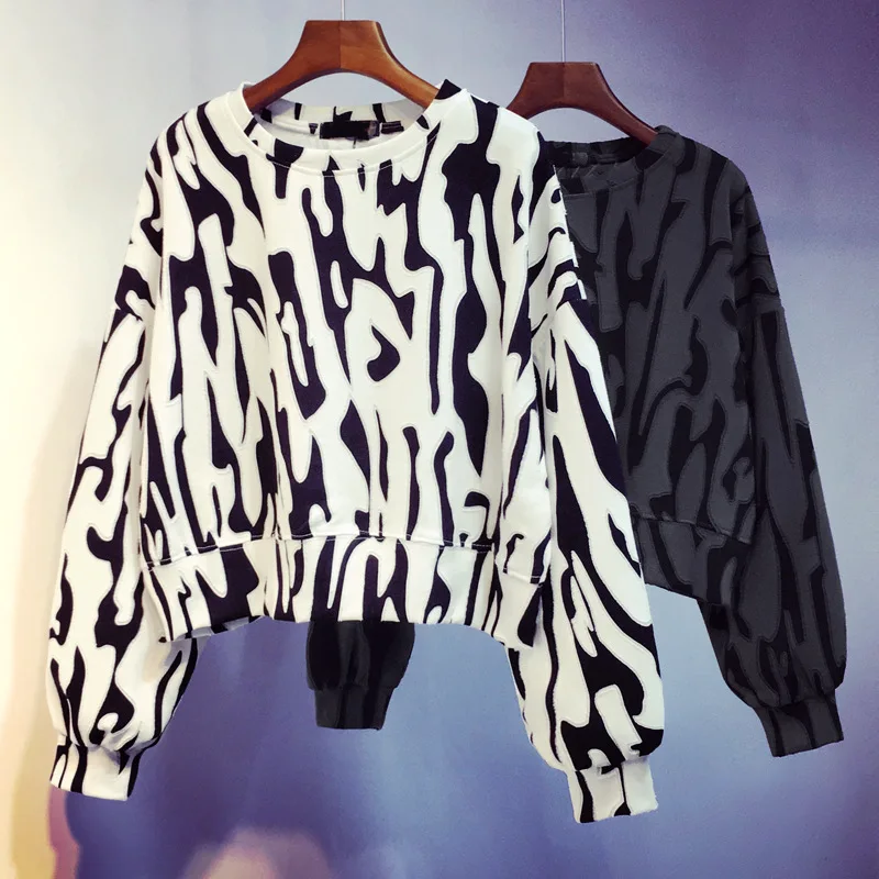 Zebra-printed clothing 2020 autumn Korean new short loose-fitting thin coat long-sleeved ins tide top women's wear. sweatshirt
Zebra-printed clothing 2020 autumn Korean new short loose-fitting thin coat long-sleeved ins tide top women's wear. sweatshirt