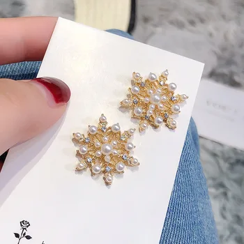 Dreamy Snowflake Pearl Earrings Women Elegant Charming Ear Stud New Style
Dreamy Snowflake Pearl Earrings Women Elegant Charming Ear Stud New Style