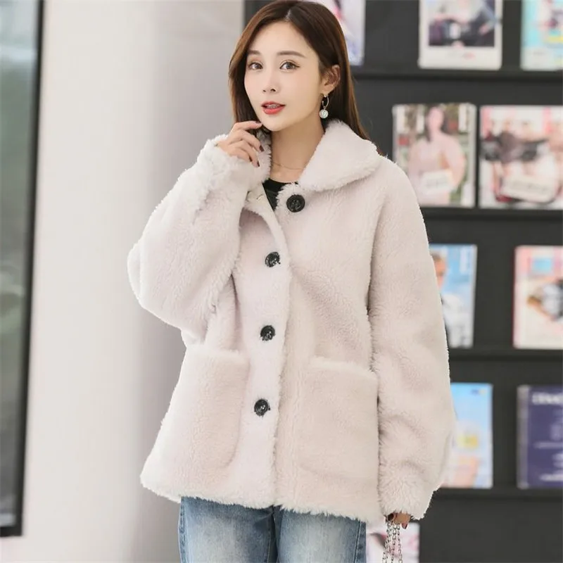 2019 new lamb fur grass coat female student short solid color long-sleeved spring and autumn loose coat
2019 new lamb fur grass coat female student short solid color long-sleeved spring and autumn loose coat