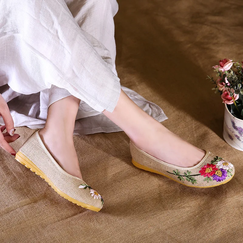 Old Beijing Cloth Shoes Rubber Sole Linen Embroidered Shoes National Wind Low-Cut WOMEN'S Flat-heeled Shoes
Old Beijing Cloth Shoes Rubber Sole Linen Embroidered Shoes National Wind Low-Cut WOMEN'S Flat-heeled Shoes