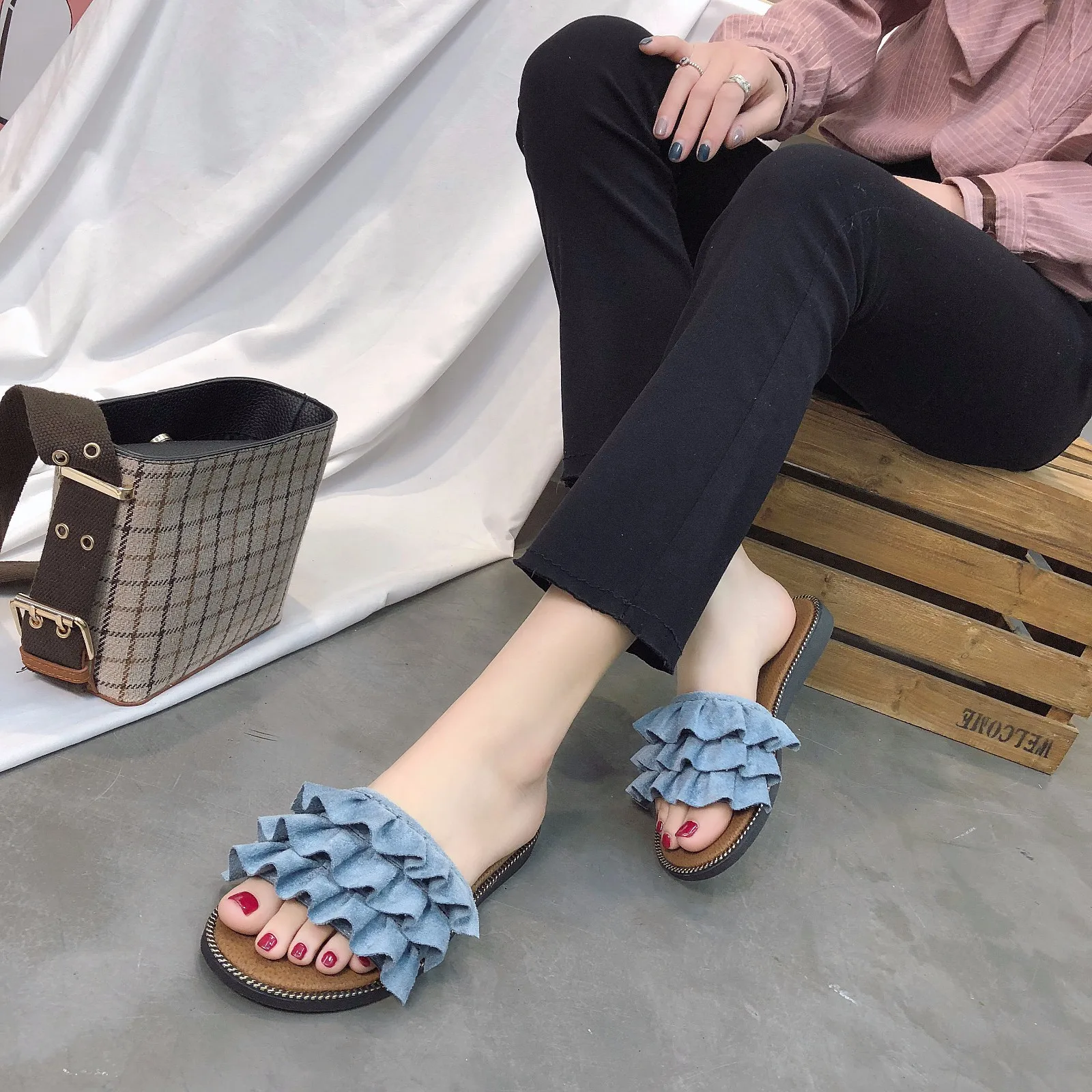 Sandals Women's Summer New Style Flat Pineapple Lace-up Sandals Suede Casual Sandals
Sandals Women's Summer New Style Flat Pineapple Lace-up Sandals Suede Casual Sandals
