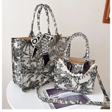 Women Canvas Handbag Tote Bag Horizontal Stitching Large Capacity Ladie Shoulder Messenger Bag Commuter Fashion
Women Canvas Handbag Tote Bag Horizontal Stitching Large Capacity Ladie Shoulder Messenger Bag Commuter Fashion