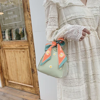 Ribbons Embroidered Fairy Pouch 2020 New Personality Triangle Handbag Fashion Shoulder Phone Bag Casual Diagonal Coin Purse
Ribbons Embroidered Fairy Pouch 2020 New Personality Triangle Handbag Fashion Shoulder Phone Bag Casual Diagonal Coin Purse