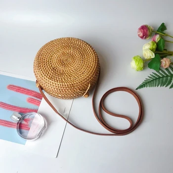 Portable Handmade Rattan Crossbody Bag Simple Design Hand-woven Straw Tote Woven
Portable Handmade Rattan Crossbody Bag Simple Design Hand-woven Straw Tote Woven