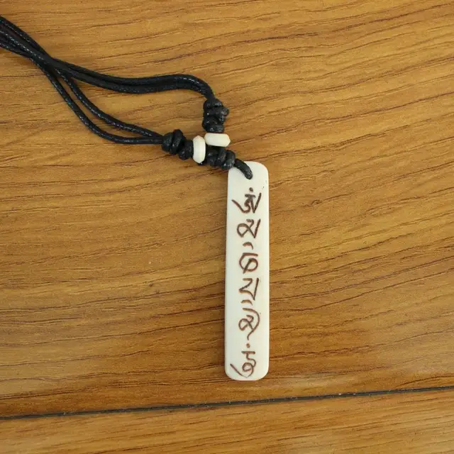 Pendentif amulette tibétain pour homme, Yak Sophia, pendentif Sister Mantra sculpté, blanc, Om Mani Padme Hum, PN063 1