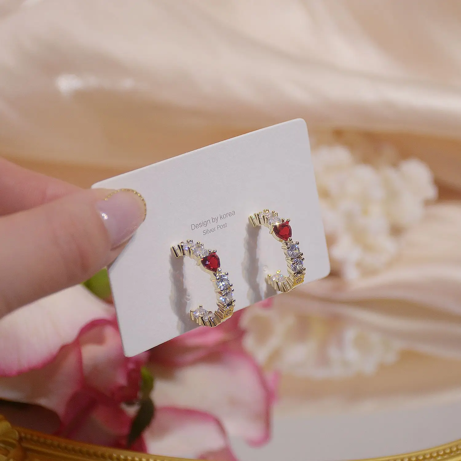 14k Real Gold Shiny Red Zircon Love Earrings Exquisite Design Earrings Temperament S925 Silver Needle Ladies Accessories Jewelry
14k Real Gold Shiny Red Zircon Love Earrings Exquisite Design Earrings Temperament S925 Silver Needle Ladies Accessories Jewelry