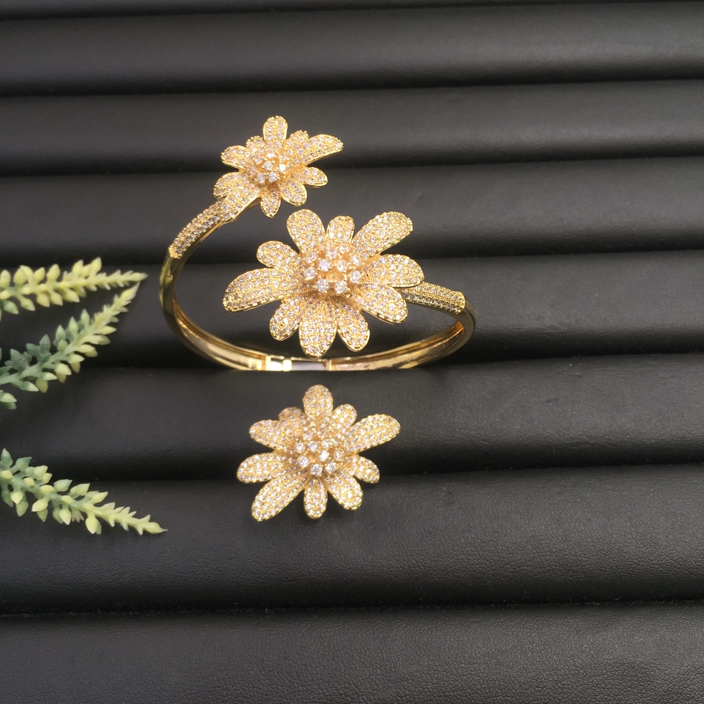 Lanyika Fashion Jewelry Trendy Gorgeous Blooming Chrysanthemum Plated Party Romantic Bangle With Ring Banquet Daily Best Gift
Lanyika Fashion Jewelry Trendy Gorgeous Blooming Chrysanthemum Plated Party Romantic Bangle With Ring Banquet Daily Best Gift