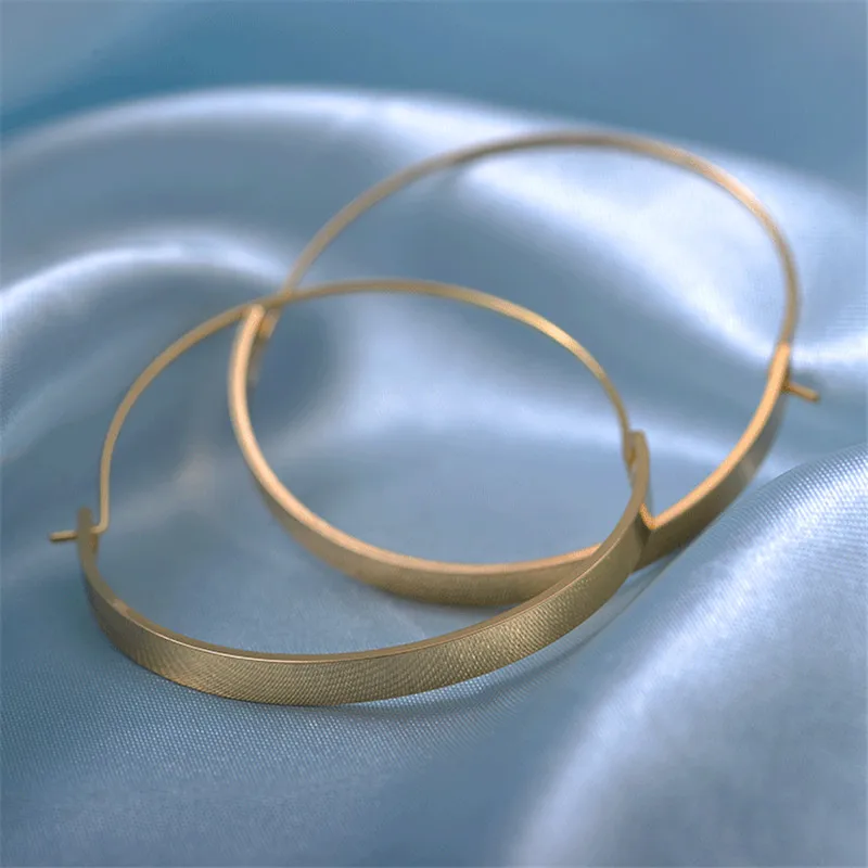 LATS New OL Round Geometric Gold Hoop Earrings Simple Wild Earrings for Women 2020 Fashion Earring Jewelry Accessories
LATS New OL Round Geometric Gold Hoop Earrings Simple Wild Earrings for Women 2020 Fashion Earring Jewelry Accessories