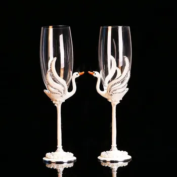 1 Pair Red Wine Glass White Enamel Pearl Wedding Creative Gift Swan Goblet Couple Pair Cup Champagne Glass
1 Pair Red Wine Glass White Enamel Pearl Wedding Creative Gift Swan Goblet Couple Pair Cup Champagne Glass