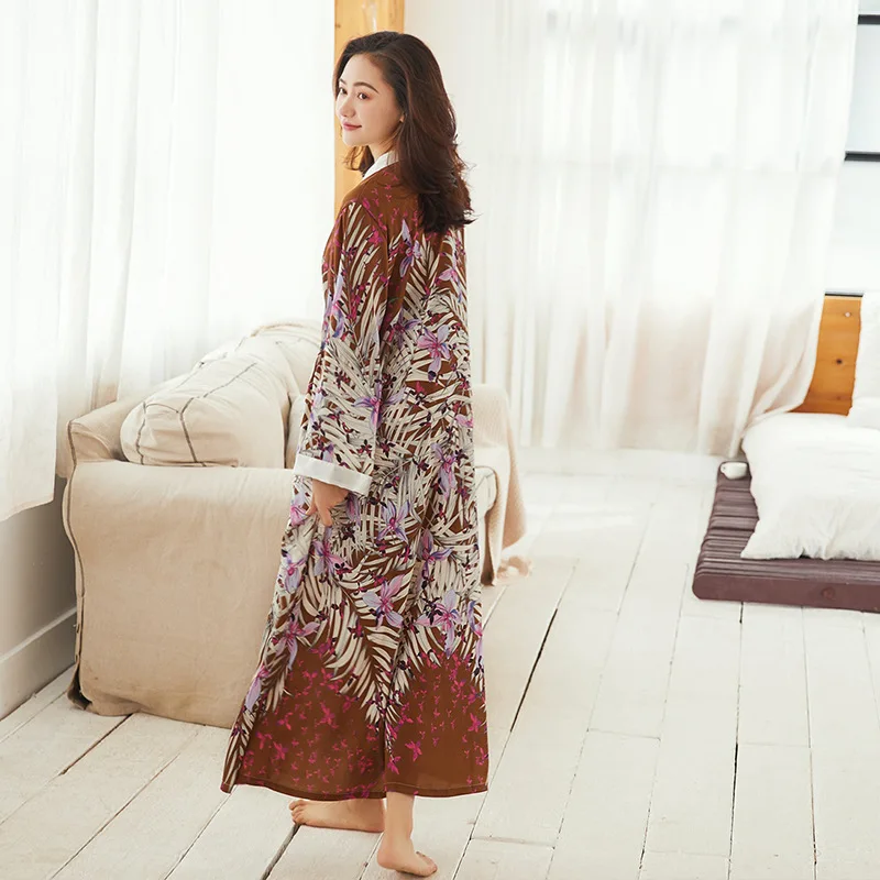 Night Robe Deep V-neck European And American Style Imitated Silk Fabric Printed Nightgown Thin Bathrobe Tracksuit Sexy Simple
Night Robe Deep V-neck European And American Style Imitated Silk Fabric Printed Nightgown Thin Bathrobe Tracksuit Sexy Simple