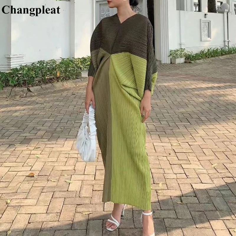 Changpleat 2021 autumn new color match V-neck Women's dress Miyak Pleated Large-size fashion loose bat sleeves party long dress
Changpleat 2021 autumn new color match V-neck Women's dress Miyak Pleated Large-size fashion loose bat sleeves party long dress