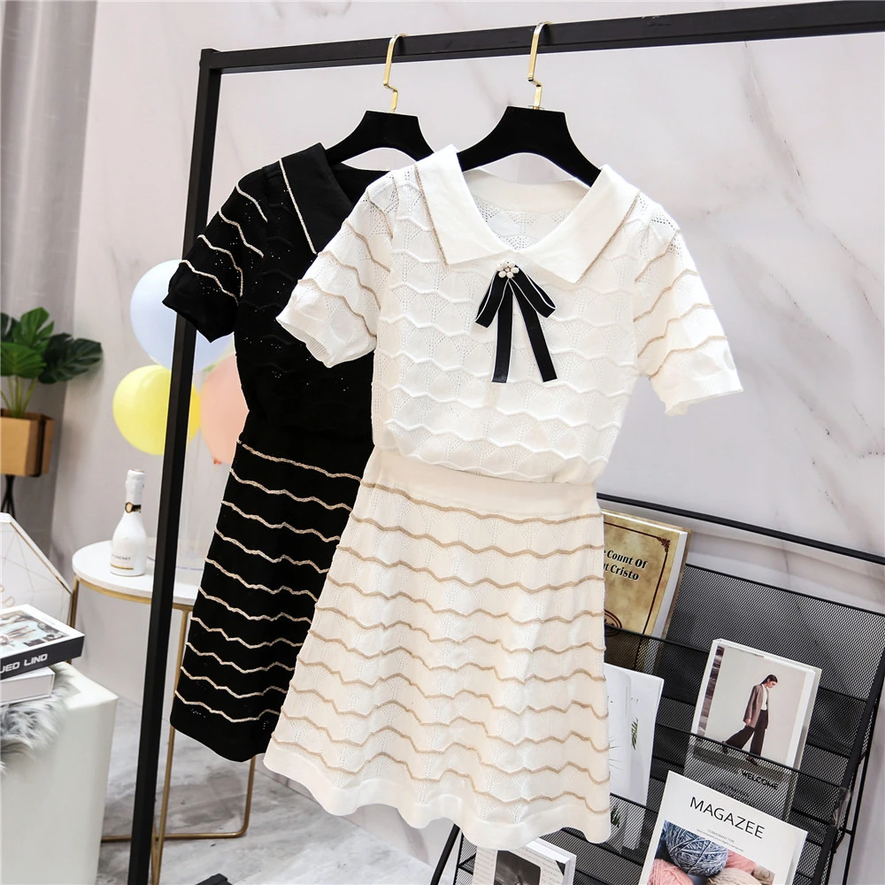 Luxury Designer New Women Short Sleeve Lapel Collar Top + A-Line Mini Skirt Hollow Out Stripes Jacquard Suit 2PC Two Piece Set 
Luxury Designer New Women Short Sleeve Lapel Collar Top + A-Line Mini Skirt Hollow Out Stripes Jacquard Suit 2PC Two Piece Set