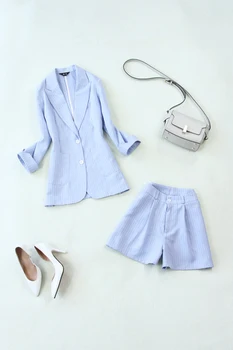 2002 spring and summer new large size blue striped small suit + wide leg high waist shorts suit
2002 spring and summer new large size blue striped small suit + wide leg high waist shorts suit