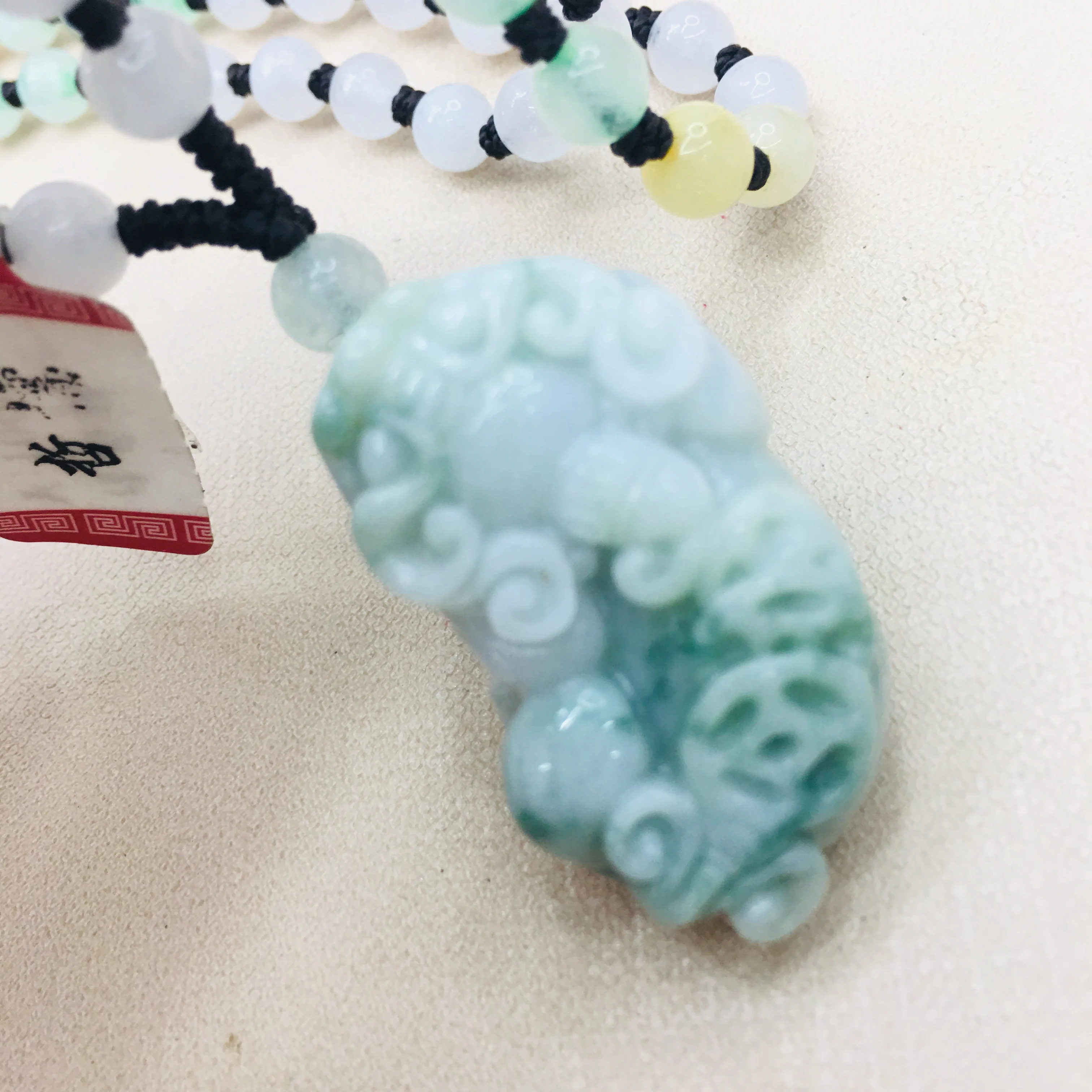 Pure natural Emerald jade carving light two-color unicorn pendant Three-color jade jade necklace Necklace for men and women
Pure natural Emerald jade carving light two-color unicorn pendant Three-color jade jade necklace Necklace for men and women