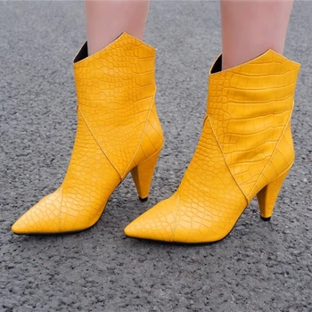 2020 winter new crocodile pattern tapered heel women's boots short plush warm fashion boots women pointed high heel boots 
2020 winter new crocodile pattern tapered heel women's boots short plush warm fashion boots women pointed high heel boots