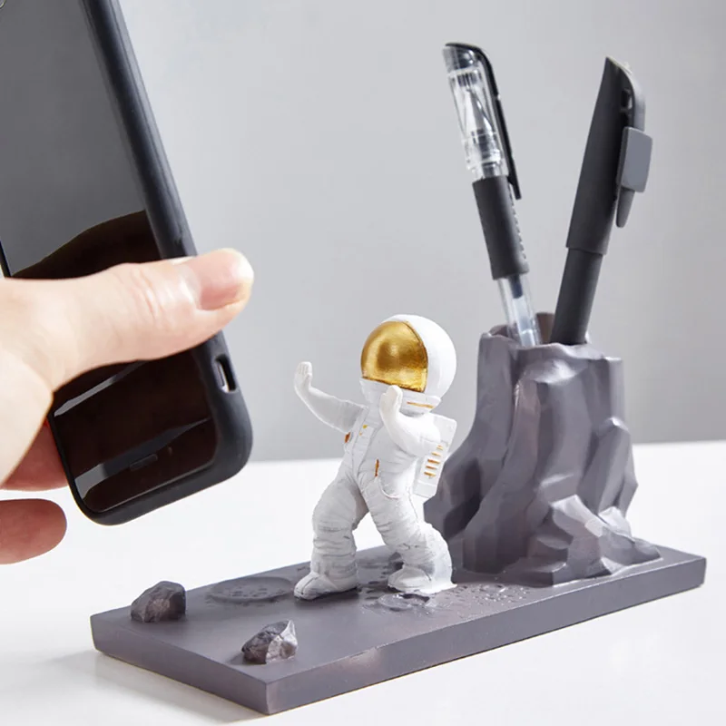 Astronaut Pen Holder Mobile Phone Stand Practical Desktop Decoration Nordic Home Personality Decoration
Astronaut Pen Holder Mobile Phone Stand Practical Desktop Decoration Nordic Home Personality Decoration