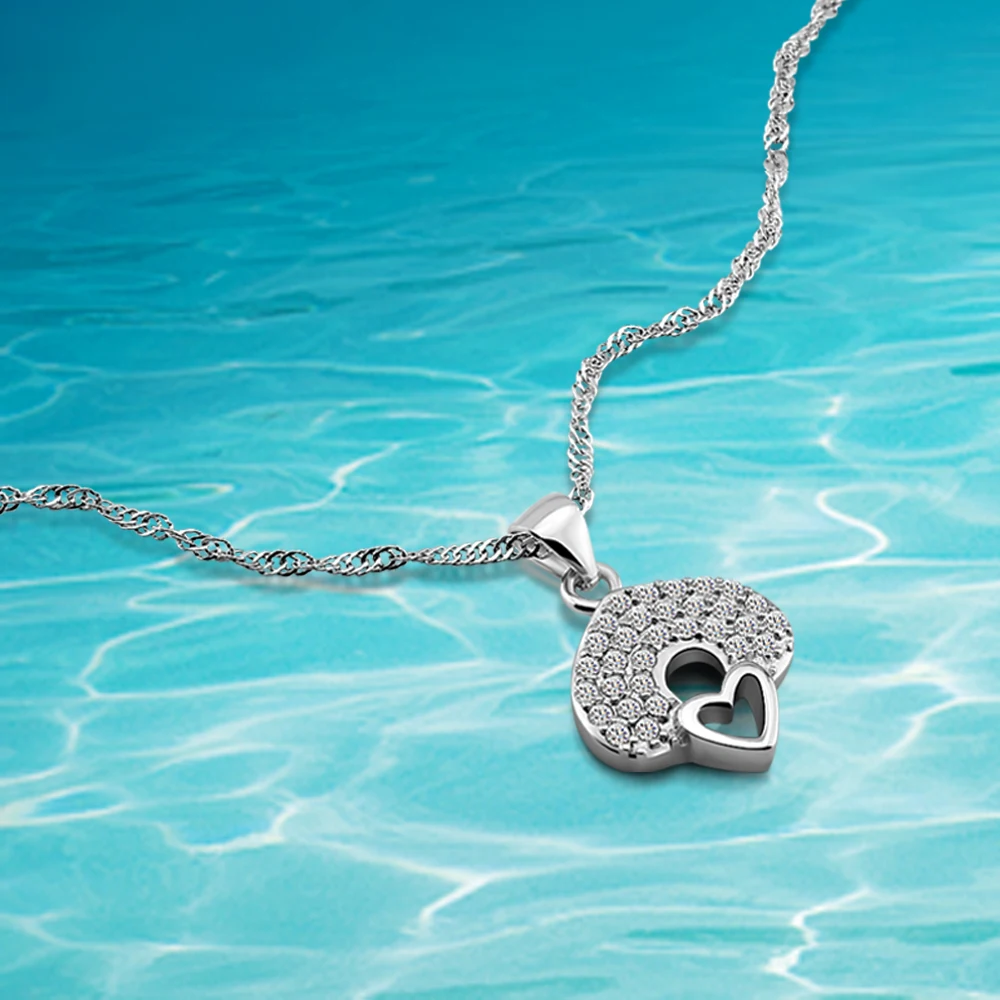 Женское колье из серебра 925 пробы с фианитами 
Женское колье из серебра 925 пробы с фианитами