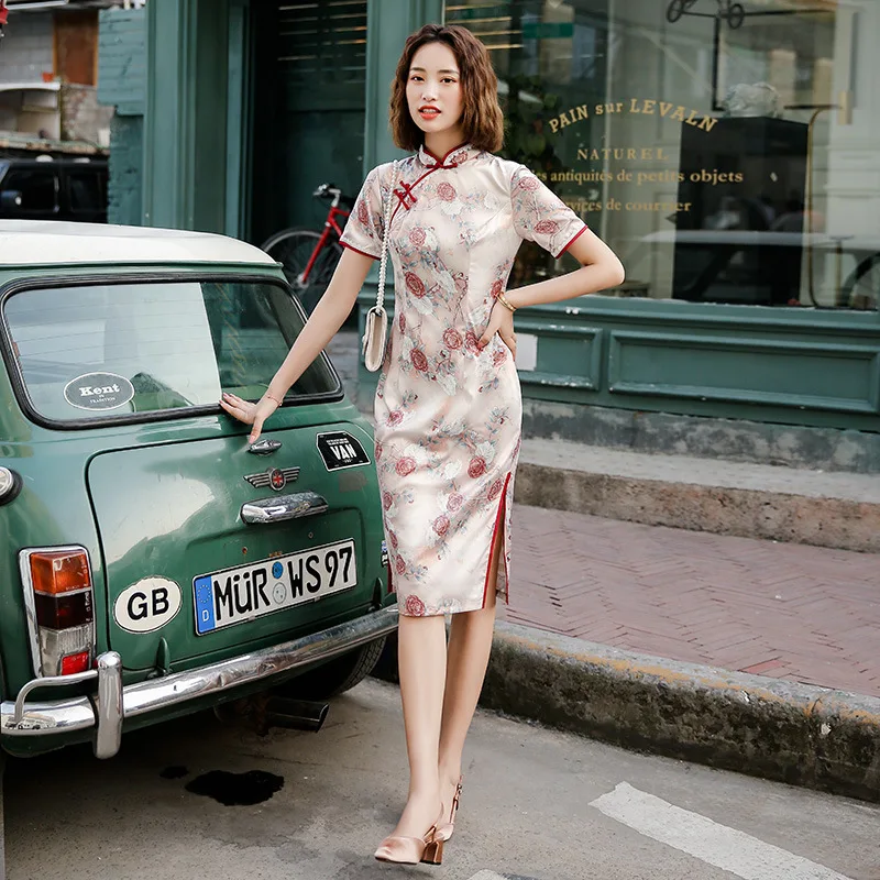 Print Flower Young Lady Evening Party Dress Half Sleeve Mandarin Collar Cheongsam High Split Sexy Qipao Vintage Button Vestidos
Print Flower Young Lady Evening Party Dress Half Sleeve Mandarin Collar Cheongsam High Split Sexy Qipao Vintage Button Vestidos