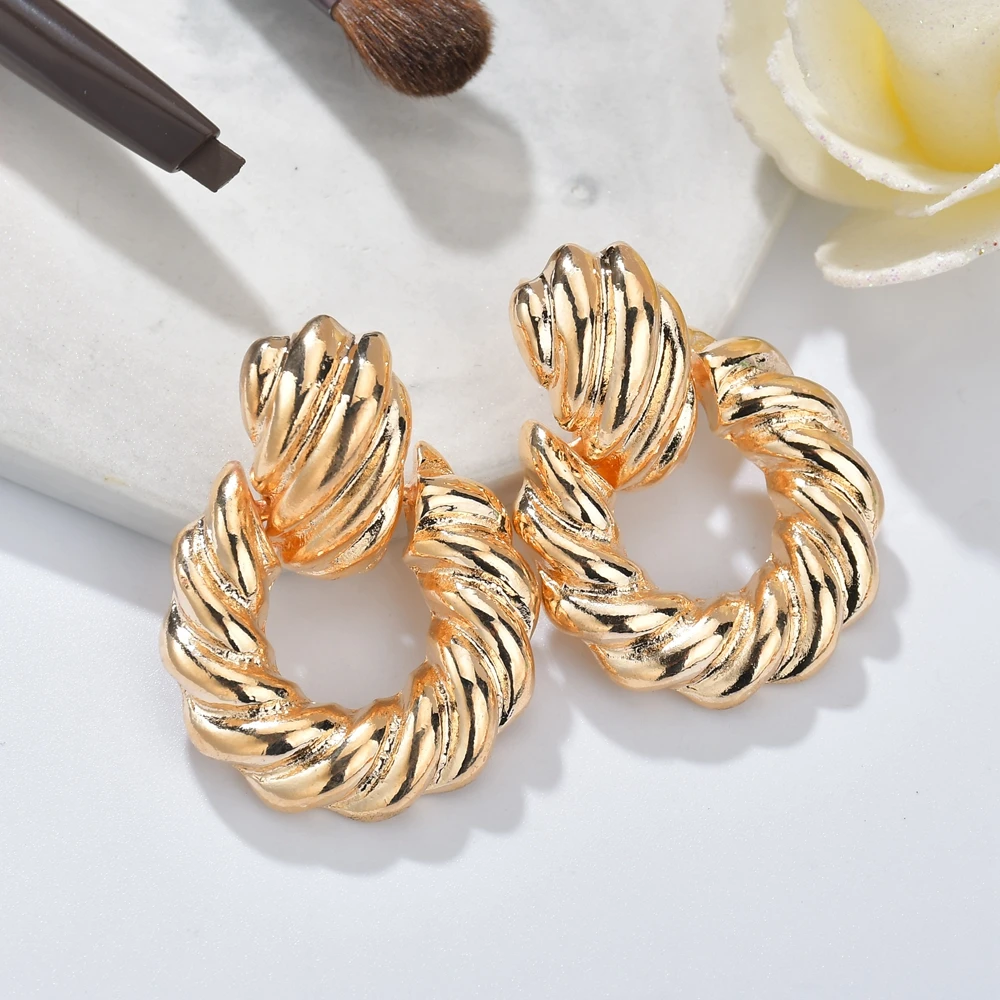 2019 New Design Metal Gold Silver Geometric Round Circle Twisted Drop Earrings For Women Girl Party Wedding Jewelry Brincos Gift
2019 New Design Metal Gold Silver Geometric Round Circle Twisted Drop Earrings For Women Girl Party Wedding Jewelry Brincos Gift