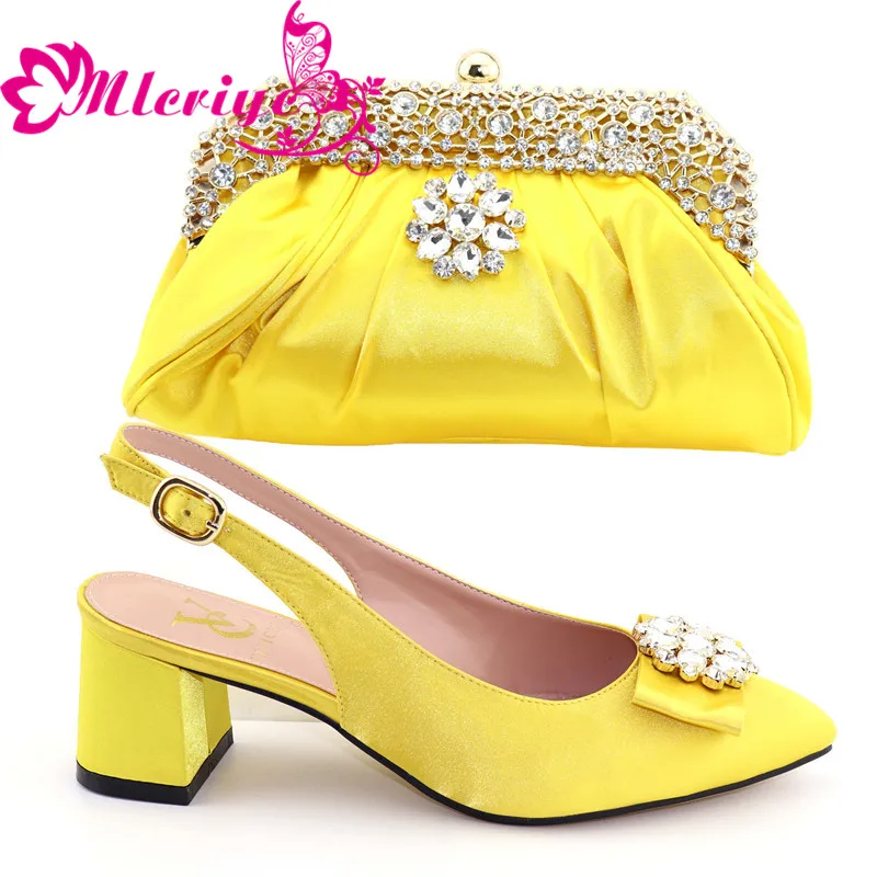 A562 YELLOW Matching Shoes and Bag Set In Heels Nigerian Women Wedding Shoes and Bag Set Decorated with Rhinestone Elegant
A562 YELLOW Matching Shoes and Bag Set In Heels Nigerian Women Wedding Shoes and Bag Set Decorated with Rhinestone Elegant