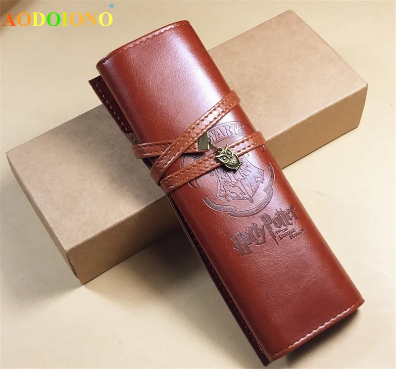 Harri Potter Hogwarts Toys Cosplay PU Leather Pen Bag Hogwarts Magic School Pen Case 20*18.5cm for Kids Child New Year Gifts
Harri Potter Hogwarts Toys Cosplay PU Leather Pen Bag Hogwarts Magic School Pen Case 20*18.5cm for Kids Child New Year Gifts