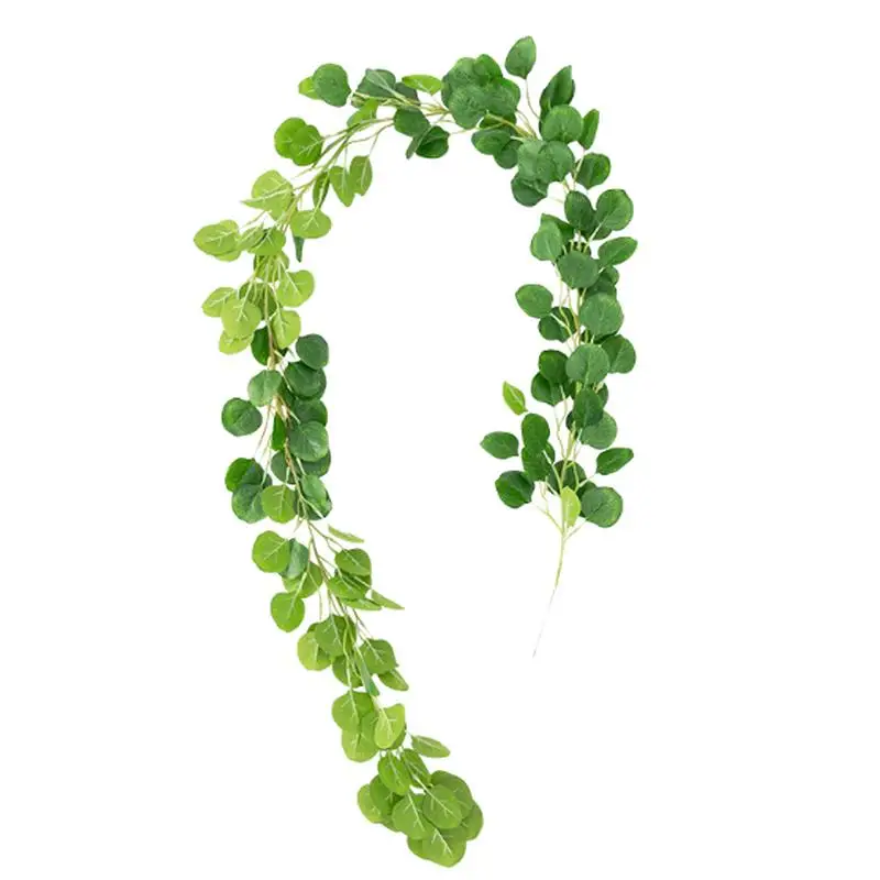 

A Wedding Ornament Is Worn On The Head, Garlands And Headgear, And The Plant Ivy Wreath Is Placed Around The Walls