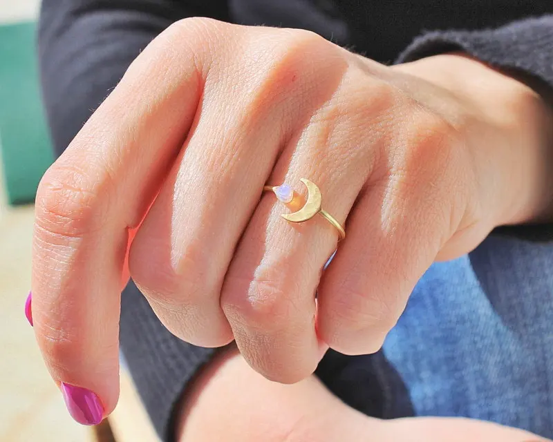 2019 Resizable Moonstone Rings For Ladies Rainbow Opal Ring Female Stackable Thin Ring Wedding Bands
2019 Resizable Moonstone Rings For Ladies Rainbow Opal Ring Female Stackable Thin Ring Wedding Bands