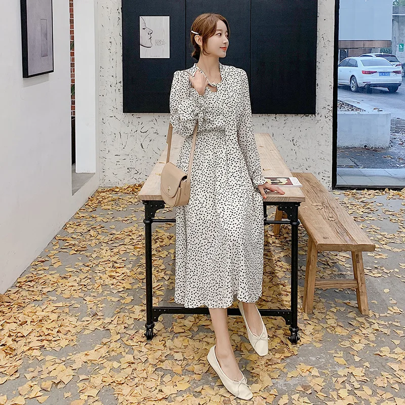 2019 summer new ruffled seven-point sleeve V-neck chiffon wave point wild lace retro bottom dress female women dress elegant
2019 summer new ruffled seven-point sleeve V-neck chiffon wave point wild lace retro bottom dress female women dress elegant