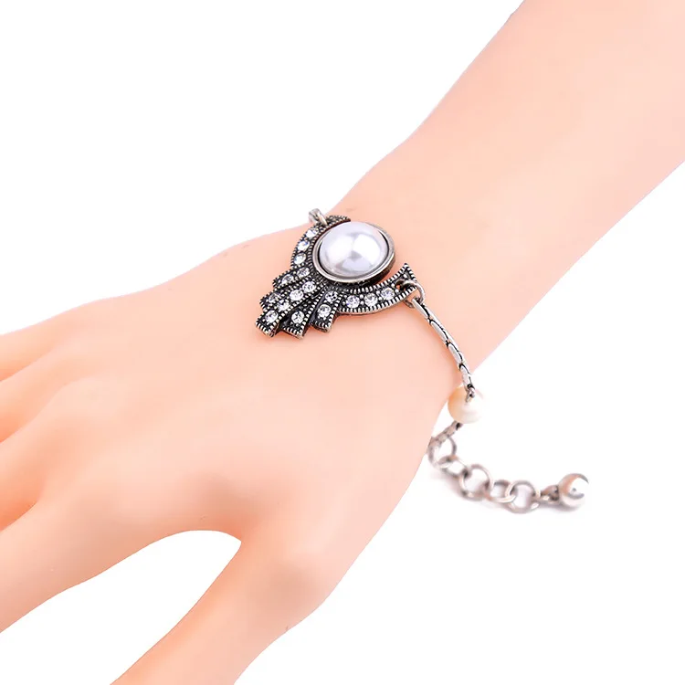 Vintage Women Casual Alloy Bracelet Silver Plating Chain with Pendant Creative Designing 2019 New Accessories Fashion Jewelry
Vintage Women Casual Alloy Bracelet Silver Plating Chain with Pendant Creative Designing 2019 New Accessories Fashion Jewelry