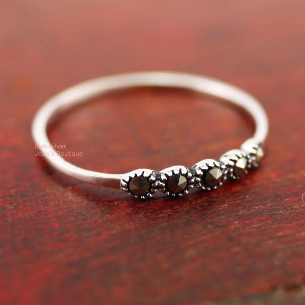S92-5 кольцо из стерлингового серебра SIL Ретро стиль простая линия Marcasite Stones