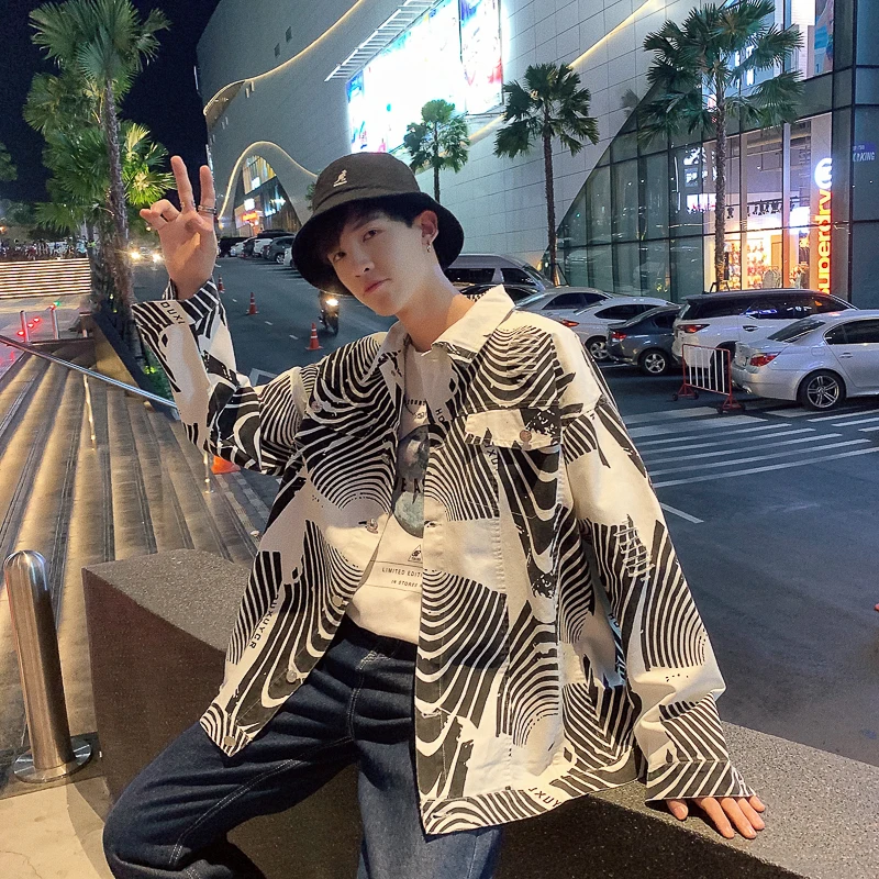 2019 Spring Casual Wash Zebra-stripe Printing Men Cowboy Jacket Streetwear Turn Down Collar Loose White Coat Large Size M-3XL
2019 Spring Casual Wash Zebra-stripe Printing Men Cowboy Jacket Streetwear Turn Down Collar Loose White Coat Large Size M-3XL